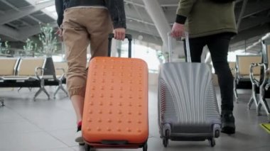 Çift seyahat için Havaalanı geldi.