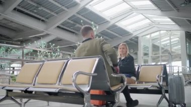 Erkek ve kadın aiport geldi.