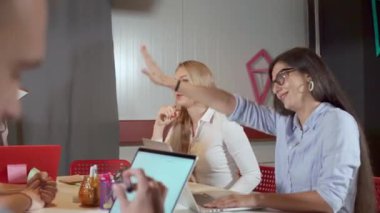 Sabit kapalı çalışan ofis işçileri.