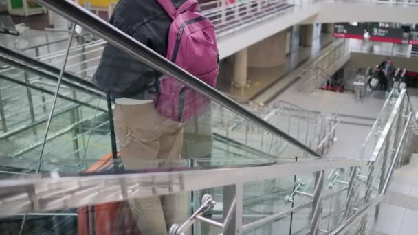 机场自动扶梯上的恋人. — 图库视频影像