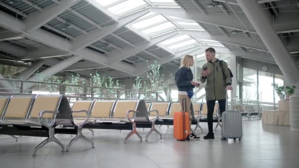 Couple leaving airport with a baggage. — Stock Video