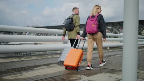 ローリングスーツケースを持つ疲れたカップル. — ストック動画