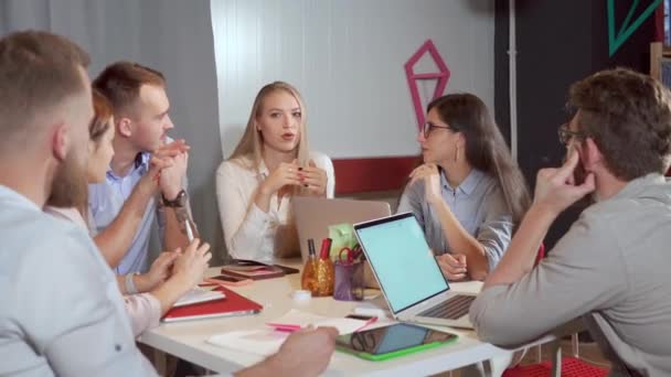 Les gens échangent des idées au bureau .