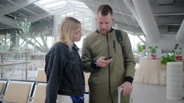 Beautiful couple traveling together. — Stock Video