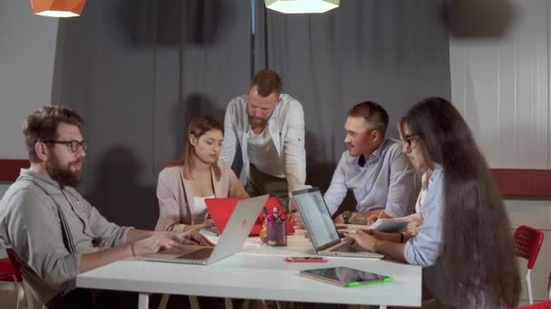 Office team praten en bespreken van dingen. — Stockvideo