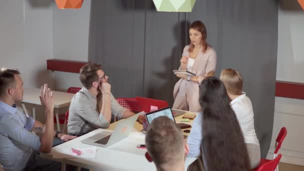 Business vrouw pitching idee. — Stockvideo