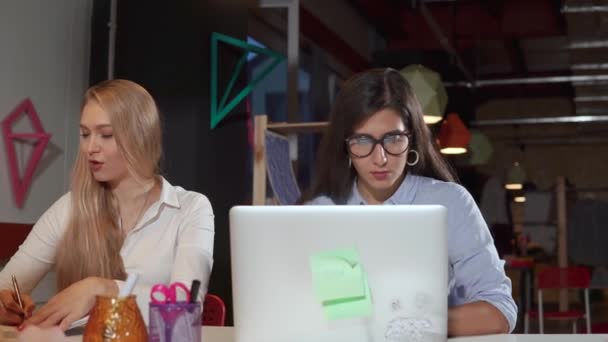 Dos mujeres trabajando duro en la oficina . — Vídeo de stock