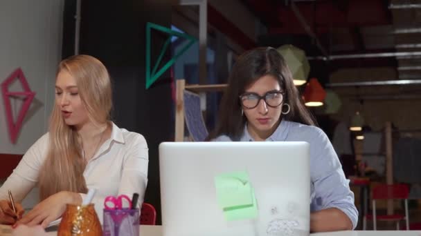 Due donne che lavorano sodo in ufficio . — Video Stock