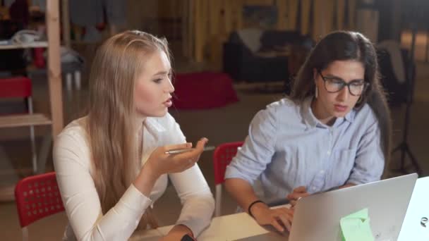 Freundlicher Bürobereich bei der Arbeit. — Stockvideo