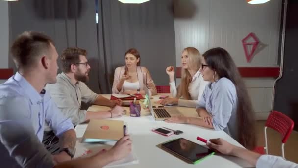 Equipe de negócios moderna trabalhando juntos — Vídeo de Stock