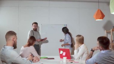 Ofiste bir toplantıda yeni proje sunumu.