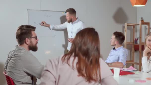 Hombre dando una presentación del proyecto . — Vídeo de stock