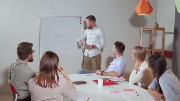 Gerente dando apresentação na frente de trabalhadores de escritório . — Vídeo de Stock