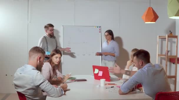 Business team werkt aan een groot project. — Stockvideo