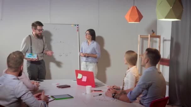 Business partners geven een geweldige presentatie. — Stockvideo