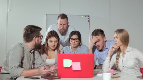 Equipe de brainstorming na frente de um laptop . — Vídeo de Stock