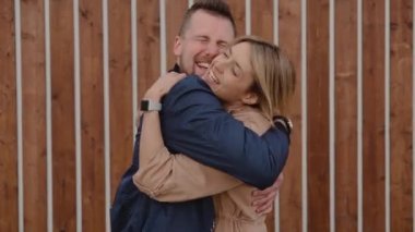 Yaz aylarında sokakta sarılan çift.