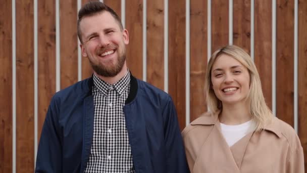 Friendly couple smiling standing next to each other. — Stock Video