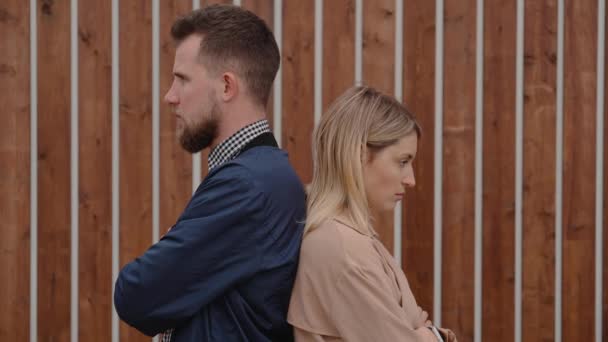 Hombre y mujer en una pelea . — Vídeos de Stock