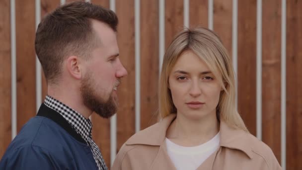 Uomo parla donna mentre lei guarda la macchina fotografica . — Video Stock