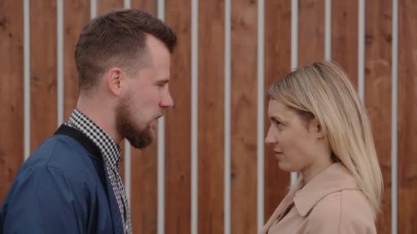 Man and woman arguing outside. — Stock Video