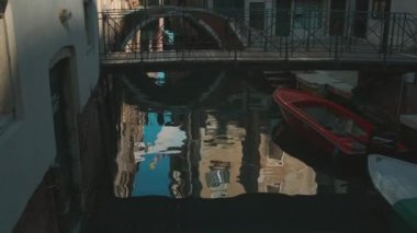 İtalya, Venedik, Şubat 2019. Venedik 'te tipik Kanal Sokağı, kanal üzerinde köprü, insanlar yürüyüş, ahşap Windwos ile eski evler.
