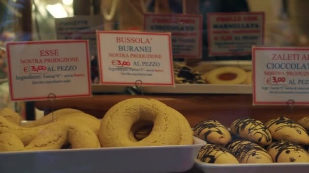 Italia, Venecia, febrero de 2019. Pastelería recién horneada en una pantalla de la tienda con etiquetas de precios . — Vídeo de stock