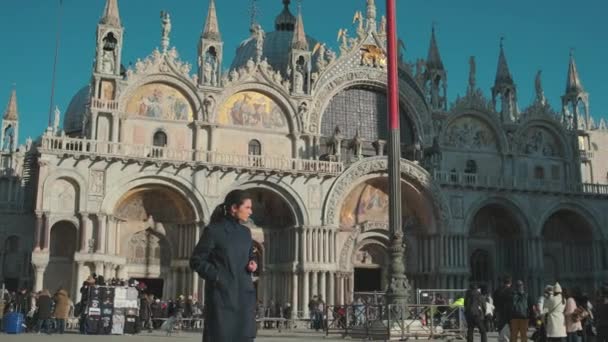 Itália, Veneza, fevereiro de 2019. Antiga Basílica Italiana São Marcos, arquitetura gótica . — Vídeo de Stock