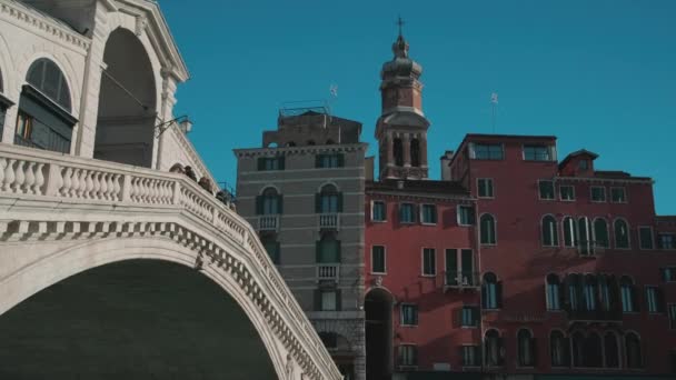 Italia, Venedig, februari 2019. Livet i Italien. Avslappnad promenad i staden sommar tid. — Stockvideo