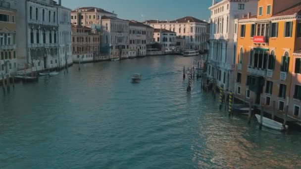 İtalya, Venedik, Şubat 2019. Yakın ve daha yakın gelen bir su otobüsü şehir Köprüsü görünümü. — Stok video