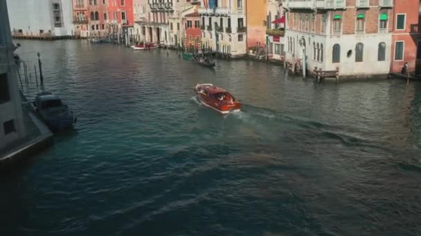 Italien, venedig, februar 2019. tagsüber spazieren in einer stadt. Schießen von einer Brücke, die im Kanal von Venedig schwimmt, Wellen auf der Wasseroberfläche. — Stockvideo