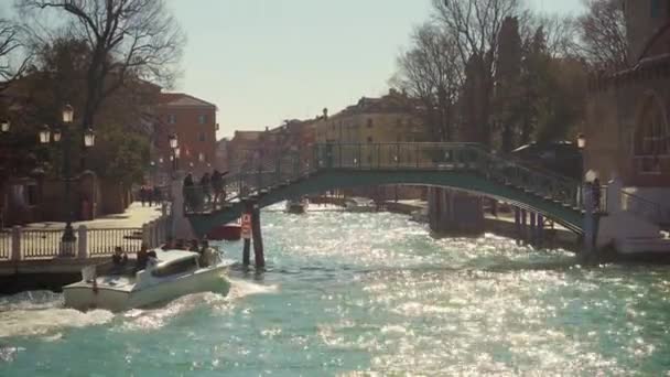 Italien, Venedig, februari 2019. Urban skott av en vacker solig Venedig kanal upptagen med båtar. — Stockvideo