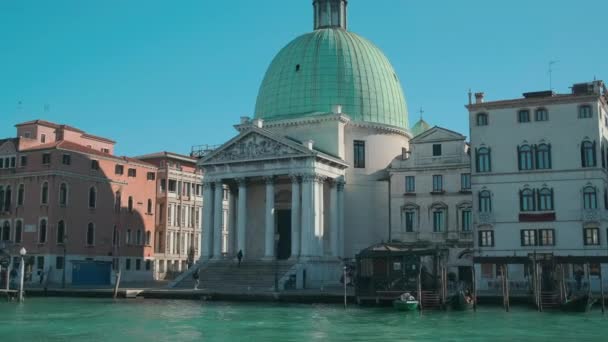 Italien, venedig, februar 2019. kirche san simeone piccolo auf canal grande in venedig, italien — Stockvideo