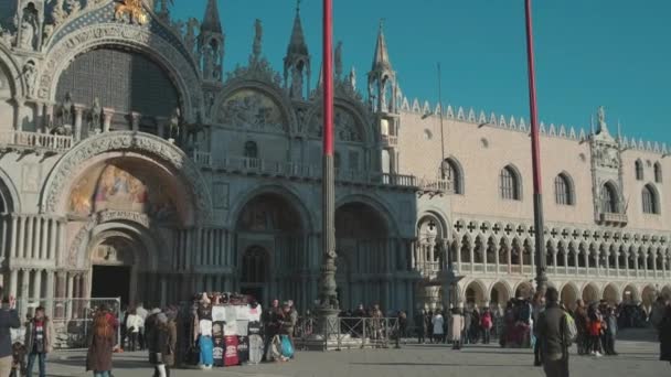 Italia, Veneza, fevereiro de 2019. Tiro de Basílica de São Marcos durante temporada turística na Europa . — Vídeo de Stock