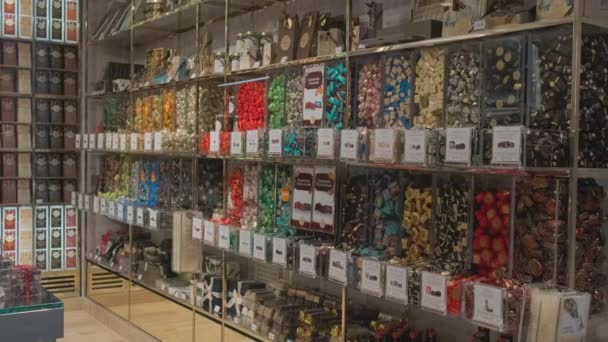 Italië, Venetië, februari 2019. Tientallen verschillende soorten snoep, snoep en thee in een Europese winkel. — Stockvideo