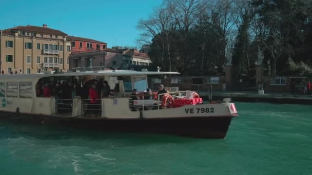 Olaszország, Velence, február 2019. Lődd le az utcán egy turista vízibusz úszni a csatornán keresztül. — Stock videók