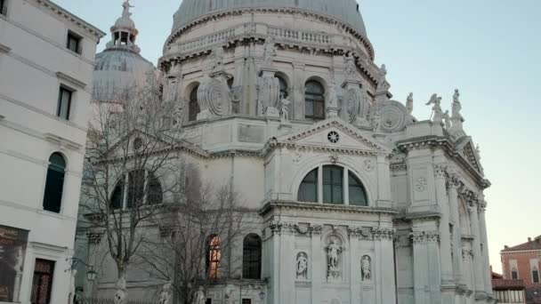 Itália, Veneza, fevereiro de 2019. Incrível projeto arquitetônico de uma antiga catedral em Veneza . — Vídeo de Stock