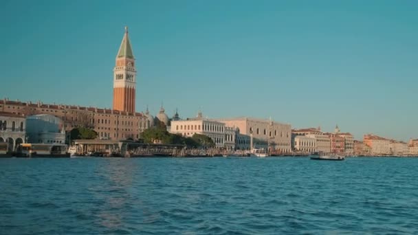 Itália, Veneza, fevereiro de 2019. Bela paisagem urbana tirada de um famoso canal de Veneza. Lotes de lanchas, ônibus aquáticos e gôndolas na água . — Vídeo de Stock
