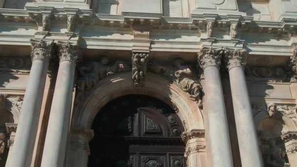 Italien, venedig, februar 2019. schöne fassade einer italienischen basilika im gotischen stil. — Stockvideo