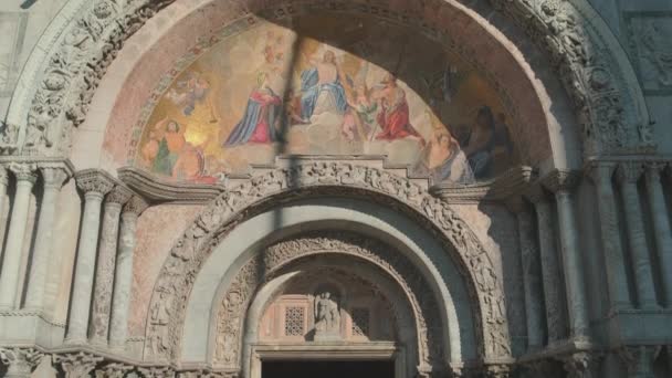 Italien, venedig, februar 2019. europaurlaub. Fassade einer Markuskathedrale in Venedig. Schöne Kunst an der Fassade von Gebäuden. — Stockvideo