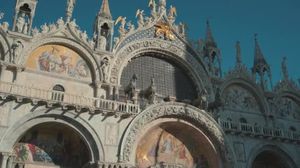 Itália, Veneza, fevereiro de 2019. Fachada antiga bonita com cúpulas levantadas em estilo gótico . — Vídeo de Stock