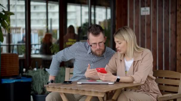 Pareja usando aparatos modernos en la ciudad . — Vídeos de Stock