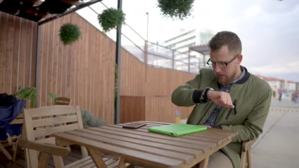 Homme avec beaucoup de gadget . — Video