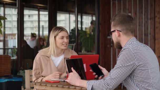 Paar mit Laptops beim Kaffee. — Stockvideo