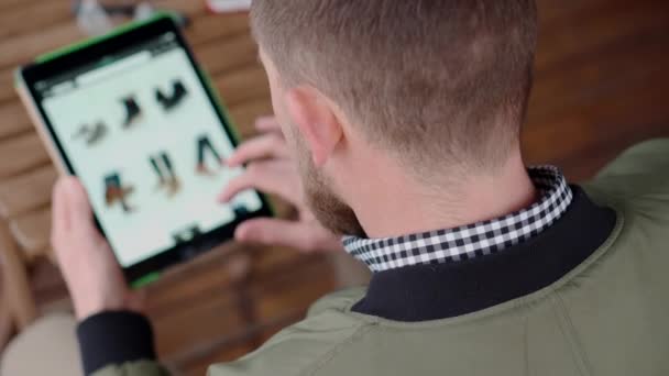 Człowiek zakupy online na jego fantazyjny tablet. — Wideo stockowe