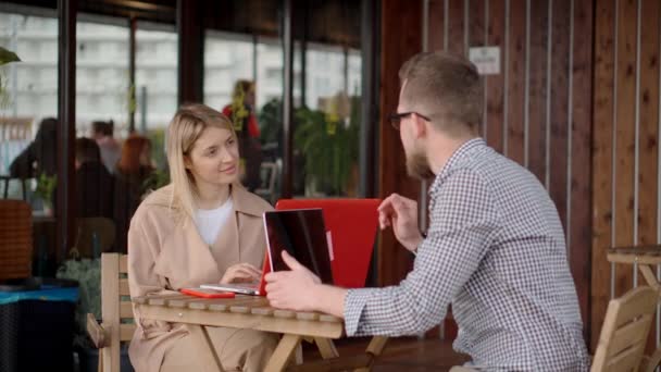 Um casal de empresários num café. . — Vídeo de Stock