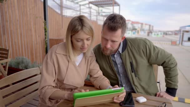 Woman using her tablet with a boyfriend. — 비디오