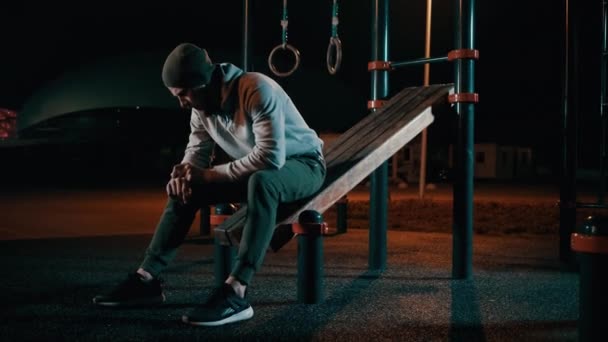 Hombre mirando relojes entre juegos . — Vídeos de Stock