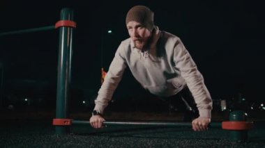 Genç yetişkin dışarıda şınav çekiyor..