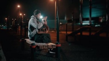 Gece antrenman sahasından ayrılan sporcu.